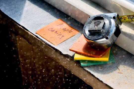 Post-it extreme note on construction site setting